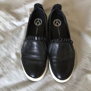 Wishbone Collection black genuine leather flats